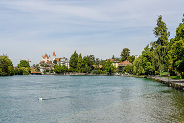 Obraz premium Thun, Schloss, Stadtkirche, Schlossberg, Thunersee, Obere Schleuse, Aarequai, Holzbrücke, Schifffahrt, Wanderweg, Stadt, Altstadt, Berner Oberland, Sommer, Schweiz