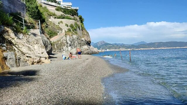Vietri sul Mare - Panoramica di una piccola spiaggia della costiera