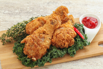 Fried chicken drumsticks with tomato sauce