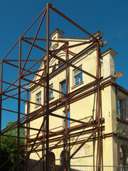 Metal structure to support the wall of a building under overhaul.