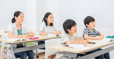 塾で勉強をする小学生・中学生の子供（受験）
