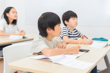 塾の授業を受ける小学生の子供（日本人）
