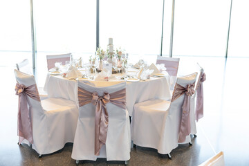 hochzeitsfeier eventlocation festliche party tische dekoration stuhlhussen schleife