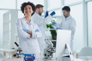 Obraz premium Smiling scientists looking at camera arms crossed in laboratory