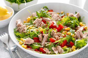 Canned tuna salad with arugula and fresh vegetables