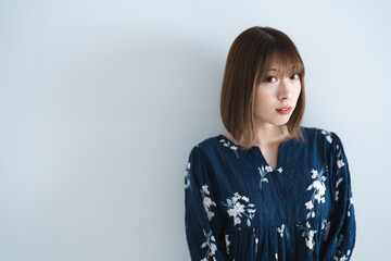 カジュアルファッションの女性