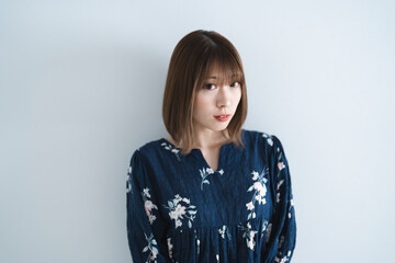 カジュアルファッションの女性