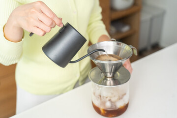 コーヒーを淹れる日本人女性