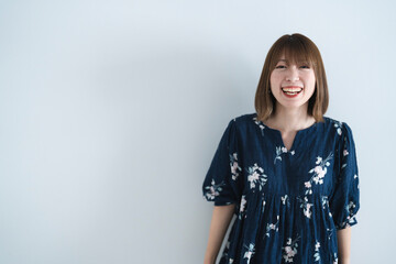 カジュアルファッションの女性