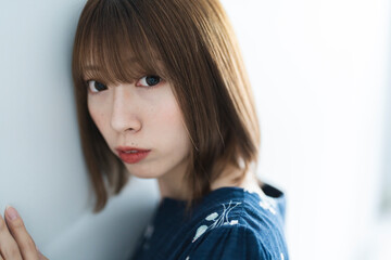 カジュアルファッションの女性