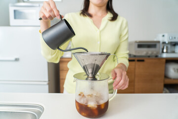 コーヒーを淹れる日本人女性