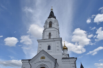 Obraz premium Blue sky with white clouds over the temple
