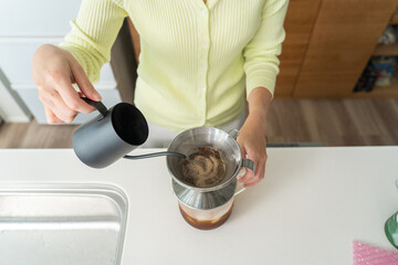 コーヒーを淹れる日本人女性