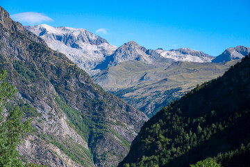 Panorámica del Valle de Benasque con la cima del Monte Perdiguero al fondo. (Huesca)