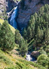 Paisaje de la ruta de las 3 cascadas de Ardone, en Cerler, en el Pirineo aragonés (Huesca -España).