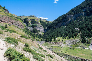 Fototapeta na wymiar Paisaje de la ruta de las 3 cascadas de Ardone, en Cerler, en el Pirineo aragonés (Huesca -España).