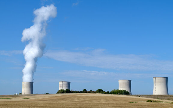 cheminée de la central nucléaire de Cattenom en Moselle