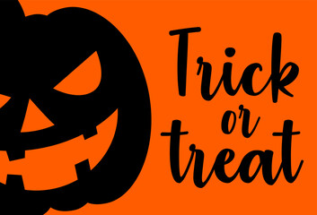 Cartel de Halloween. Texto manuscrito Trick or treat con silueta de calabaza tallada jack-o-lantern - obrazy, fototapety, plakaty