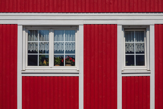 Fenster in rotem Holzhaus
