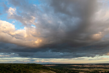 Nuages menaçants sur les villages de campagne