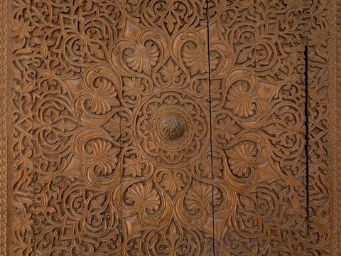 Closeup view of intricate traditional islamic wood carving of beautiful floral and geometric design on ancient door, Istaravshan, Sughd region, Tajikistan © Cyril Redor