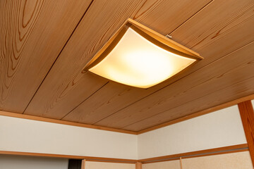 和室の板張りの天井と四角形の照明器具
