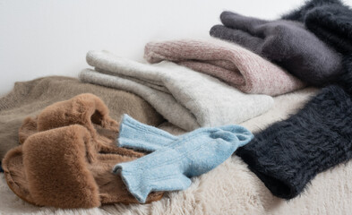 Warme Accessoire Winter Pullover, Socken, Mütze und Fell Hausschuhe für die kalte Winterzeit