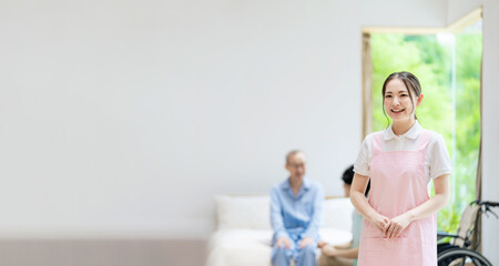 笑顔の女性介護福祉士