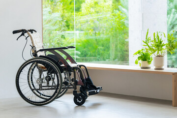 緑の見える部屋と車椅子　介護施設