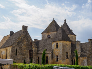 Fototapeta na wymiar vue de l'église et du château à Saint Geniès en Dordogne en France