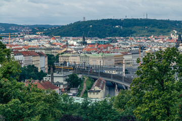 Fototapeta na wymiar Widok na wiadukt kolejowy w Pradze