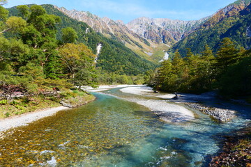 Obraz premium 中部山岳国立公園。秋の上高地より穂高連峰を望む。松本、長野、日本。10月上旬。