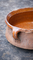 Olla de barro sobre superficie de piedra