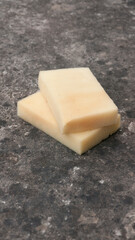 Dos estropajos amarillos usados sobre piedra gris