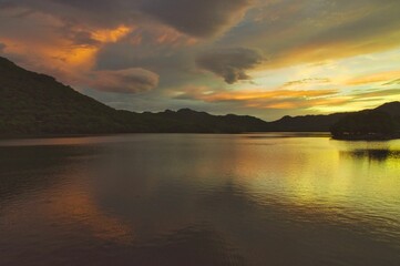 夕焼け映る湖面