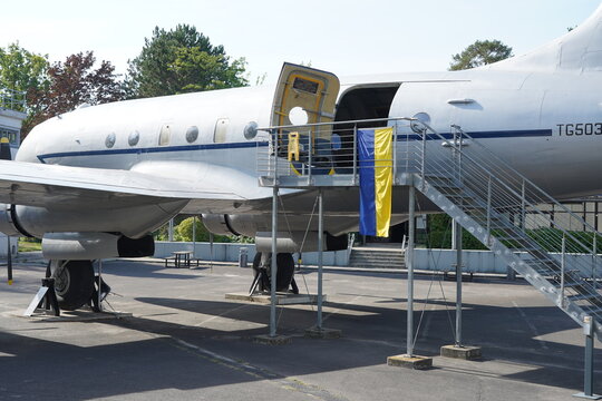 Altes Transportflugzeug vom Typ Handley Page Hastings der Royal Air Force mit Fahne der Ukraine auf dem Gelände des AlliiertenMuseums in Berlin am 07.09.2022
