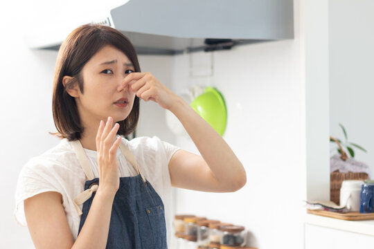 キッチンの臭いを気にする女性