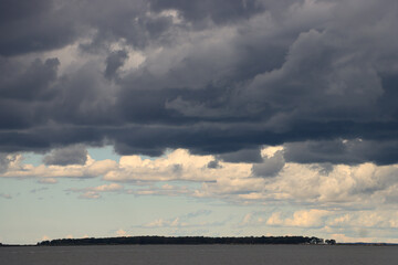 Obraz premium Typischer Sonne-Wolken-Mix an der Ostsee; Vorpommersche Boddenlandschaft an der Peenemündung zwischen Insel Usedom und Festland, Blick zum Struck
