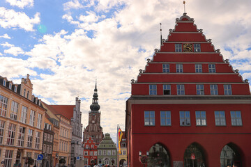 Obraz premium Hansestadt Greifswald; Blickwinkel am Markplatz mit Rathaus und Dom