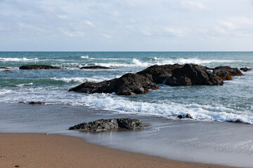 Fototapeta na wymiar 岩のある浜辺