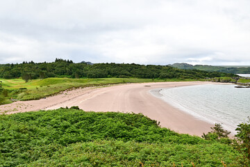Sandstrand Gairloch Beach (Gaineamh Mhòr) ohne Touristen mit Wald und Meer bei Gairloch, Highland,...