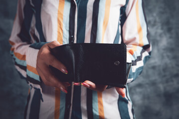 young girl showing empty wallet - obrazy, fototapety, plakaty