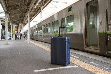 スーツケースと電車　駅のプラットホーム　鉄道旅行　Suitcase at train...