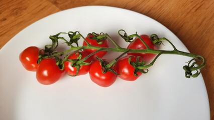  tomatoes on a plate