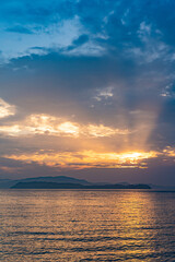 雲の間から友ヶ島へ差し込む太陽の光芒