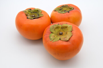 3個の柿 白バック