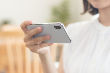 スマホを操作する女性