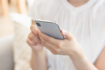 スマホを操作する女性