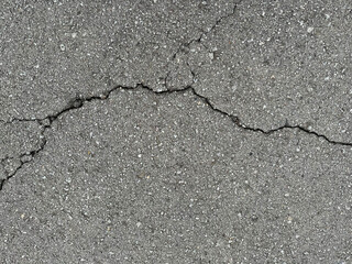 地割れしたアスファルトの道路