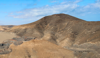 Blick über eine von Vulkanen gebildete Landschaft auf Fuerteventura.